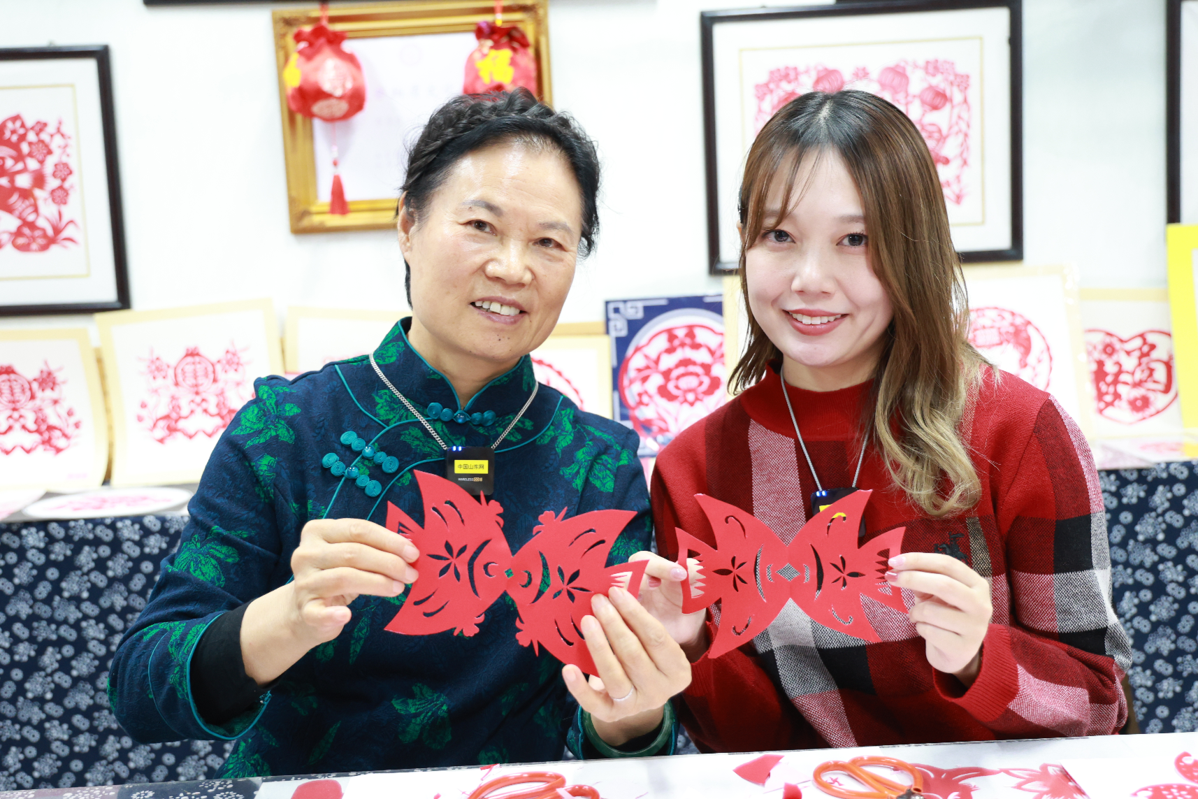 你好·手造｜日本網(wǎng)紅解鎖“棗莊剪紙” 感受中國“紙短情長”